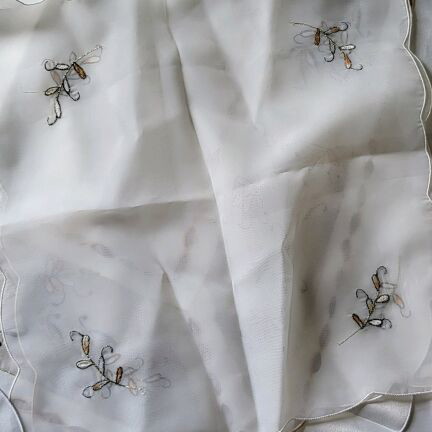 Table linen set like new, 12 small doilies, 2 small squares, 1 large square, 1 rectangular