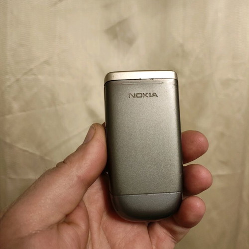 Nokia 2760 Flip phone like new, gray