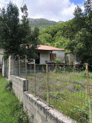 Μονοκατοικία με αποθήκη και οικόπεδο 1.000 τ.μ. στις Καρυές Ανατολικού Ζαγορίου