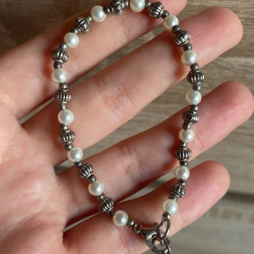 Bracelet handmade with pearl beads and metal elements