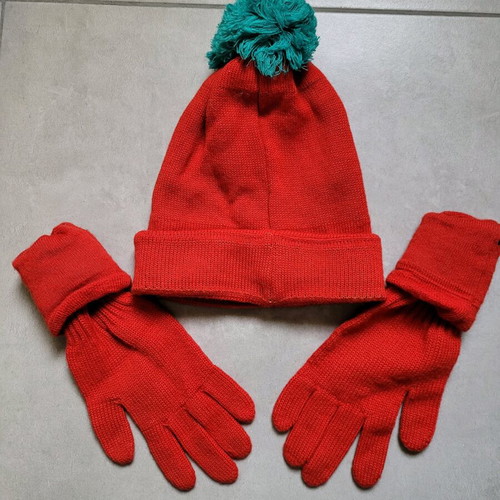 Children's set hat and gloves like new, red