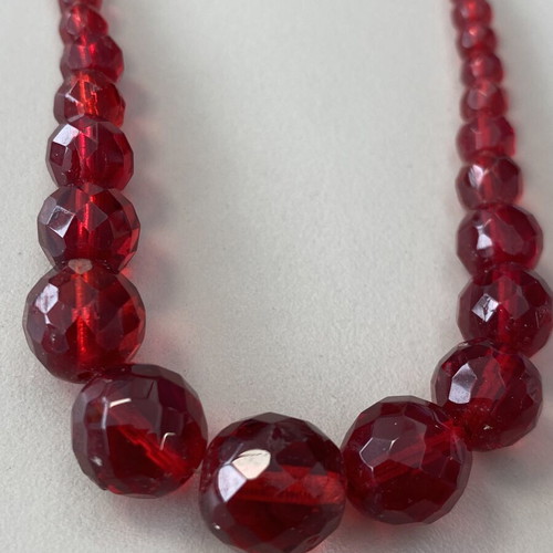 Collectible necklace with red beads 21 cm like new