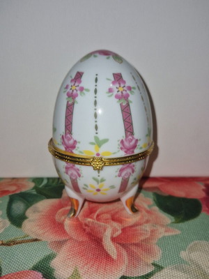 Limoge Porcelain decorative egg like new
