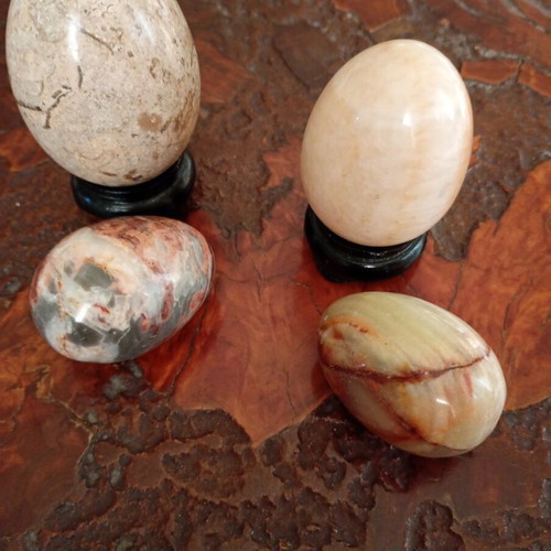 Onyx eggs set of 4 with 2 bases, like new