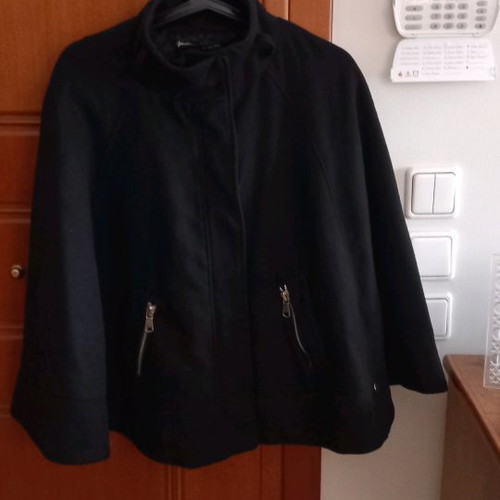 Strativarius cape black, small medium, needs ironing