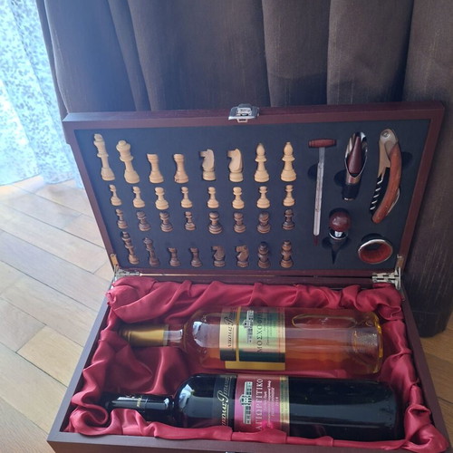 Multifunctional wooden wine case with chessboard and accessories, new