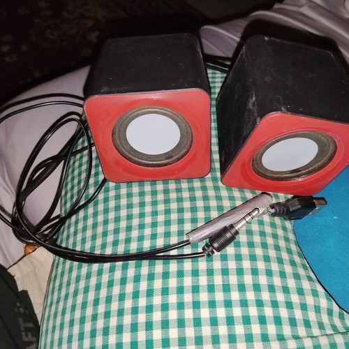 Compact budget vintage stereo computer speakers cube design