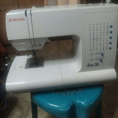 Singer electronic sewing machine like new