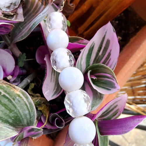Alexi Adriotti necklace like new, white, vintage style