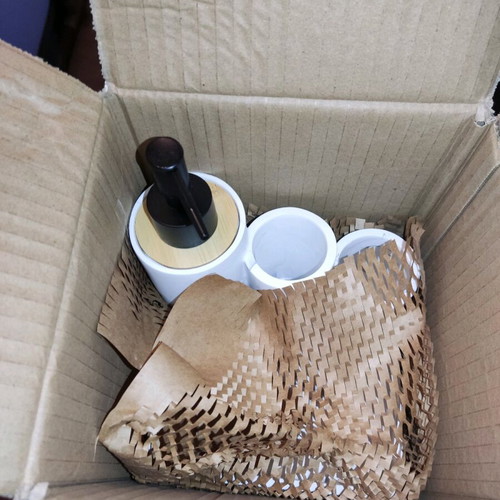 Ceramic bathroom set 4 in 1 with marble look, unused