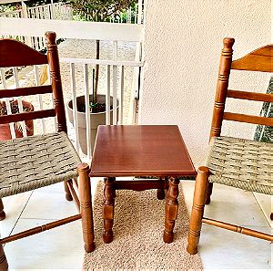 Ξύλινες καρέκλες ρατάν (2) και τραπεζάκι καφέ