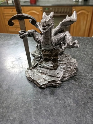 Δράκος με ξίφος που αφαιρείται σαν καινούργιος