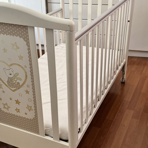 Baby cot like new, barely used