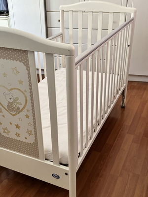 Baby cot like new, barely used