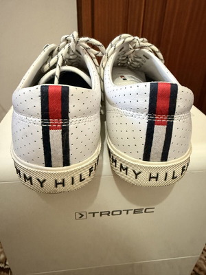 Tommy Hilfiger Λευκά Δερμάτινα Περφορέ Sneakers EU 43 Μεταχειρισμένα σαν Καινούργια