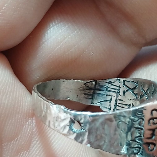Ασημένιο δαχτυλίδι μεταχειρισμένο με σύμβολα και αριθμούς, ιδιαίτερο κομμάτι