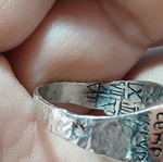 Ασημένιο δαχτυλίδι μεταχειρισμένο με σύμβολα και αριθμούς, ιδιαίτερο κομμάτι