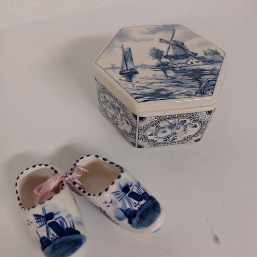 Delfi porcelain fondue pot and clogs from the Netherlands used