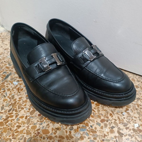 Commanchero black leather loafers like new with silver buckle