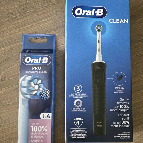 Oral-B electric toothbrush new with 4 replacement brush heads