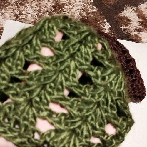 Knit caps with loose weave like new, set of 2, brown and green