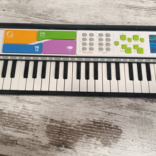 Battery-powered children's keyboard like new with mp3 functions
