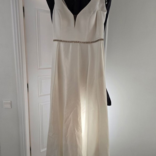 Wedding dress like new with crystals and white bolero
