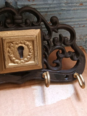 Cast iron key holder for hanging keys new with permanent color