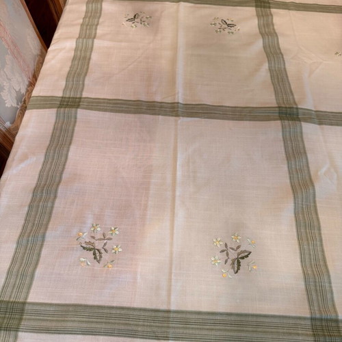 Embroidered tablecloth with flowers and lace, like new, 170x130 cm