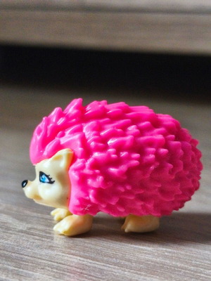 Monster High Pink Hedgehog Pet like new (13 Wishes for Howleen Wolf)