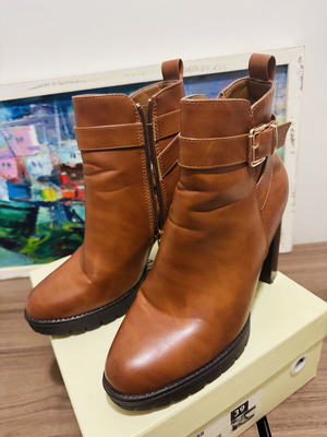Diamantique camel ankle boots like new, size 39