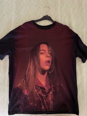 Μπλούζα Billie Eilish Merch καινούργια, μέγεθος M, μαύρη και κόκκινη