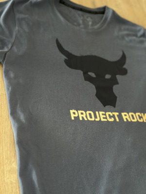 Project Rock T-shirt Under Armour σαν καινούργιο, μεγέθη S και M, μπλε