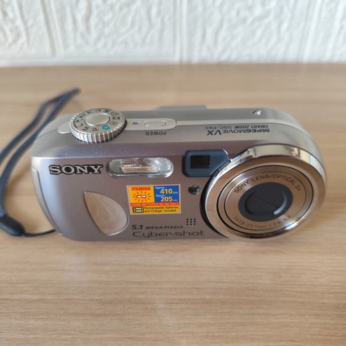 Sony Cyber-shot DSC-P93A digital camera like new with accessories