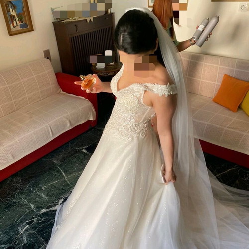 Wedding dress like new with embroidered flowers, petticoat and veil