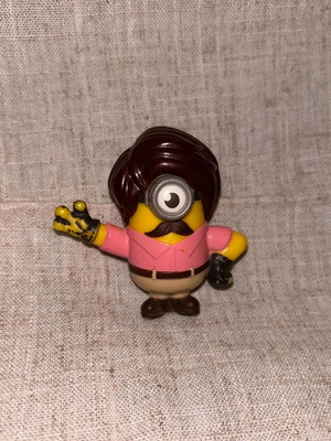 Фигура Minions 2019 McDonald's Happy Meal като нова, розова риза мустаци