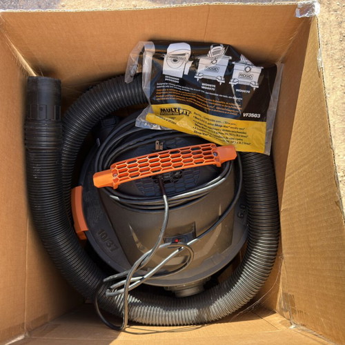Powerful vacuum cleaner with accessories, 6.0 hp peak