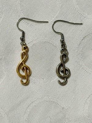 Treble clef earrings like new, gold and silver color