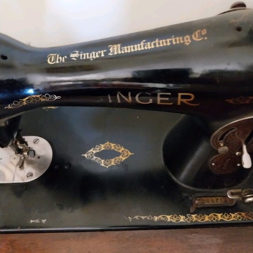 Singer Manufacturing Co. sewing machine like new with cabinet, late 1800s early 1900s