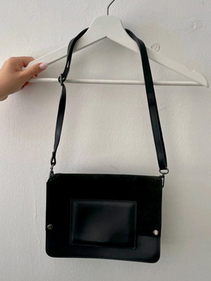 Бутикова черна чанта за рамо употребявана, елегантна и вечна