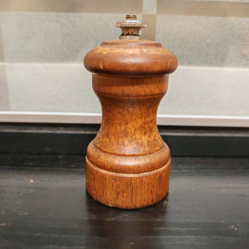 Peugeot pepper grinder used, vintage
