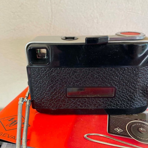 Agfamatic 100 Sensor camera like new with 6 new Osram Magicubes flashes
