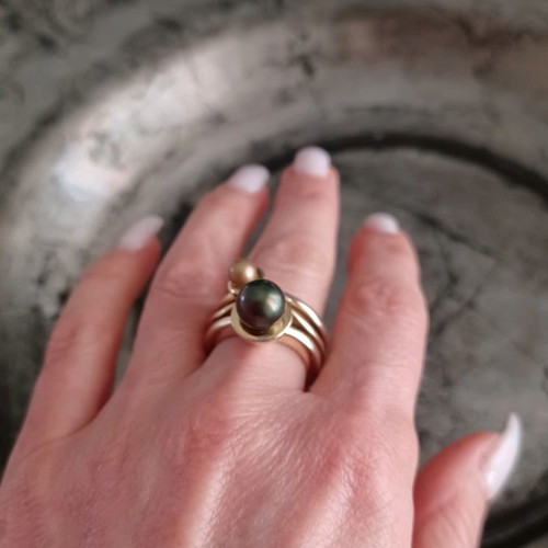 Silver gold-plated ring with pearls in excellent condition