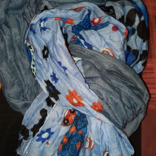 Large scarf like new with many shades of blue