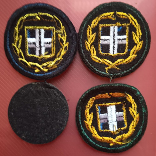 Cap badges like new, pack of 4