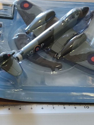 Самолет Gloster Meteor комплект Italeri 1:100 нов
