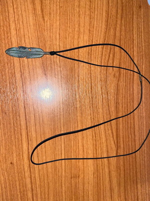 Men's pendant used in feather shape