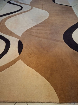 Thick handmade rug like new 1.95x2.82 with modern design