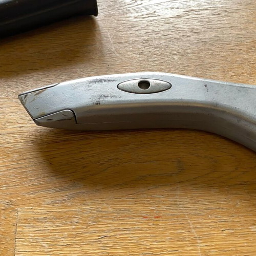 Professional aluminum carpet cutter used with belt holster