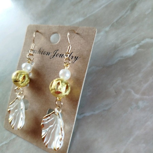 Pearly shell fashion earrings new, white and gold